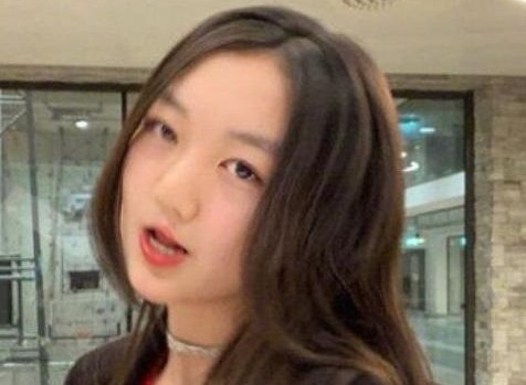 李嫣否认打扮成熟是在逛夜店，称学校晚会而已，你怎么看？